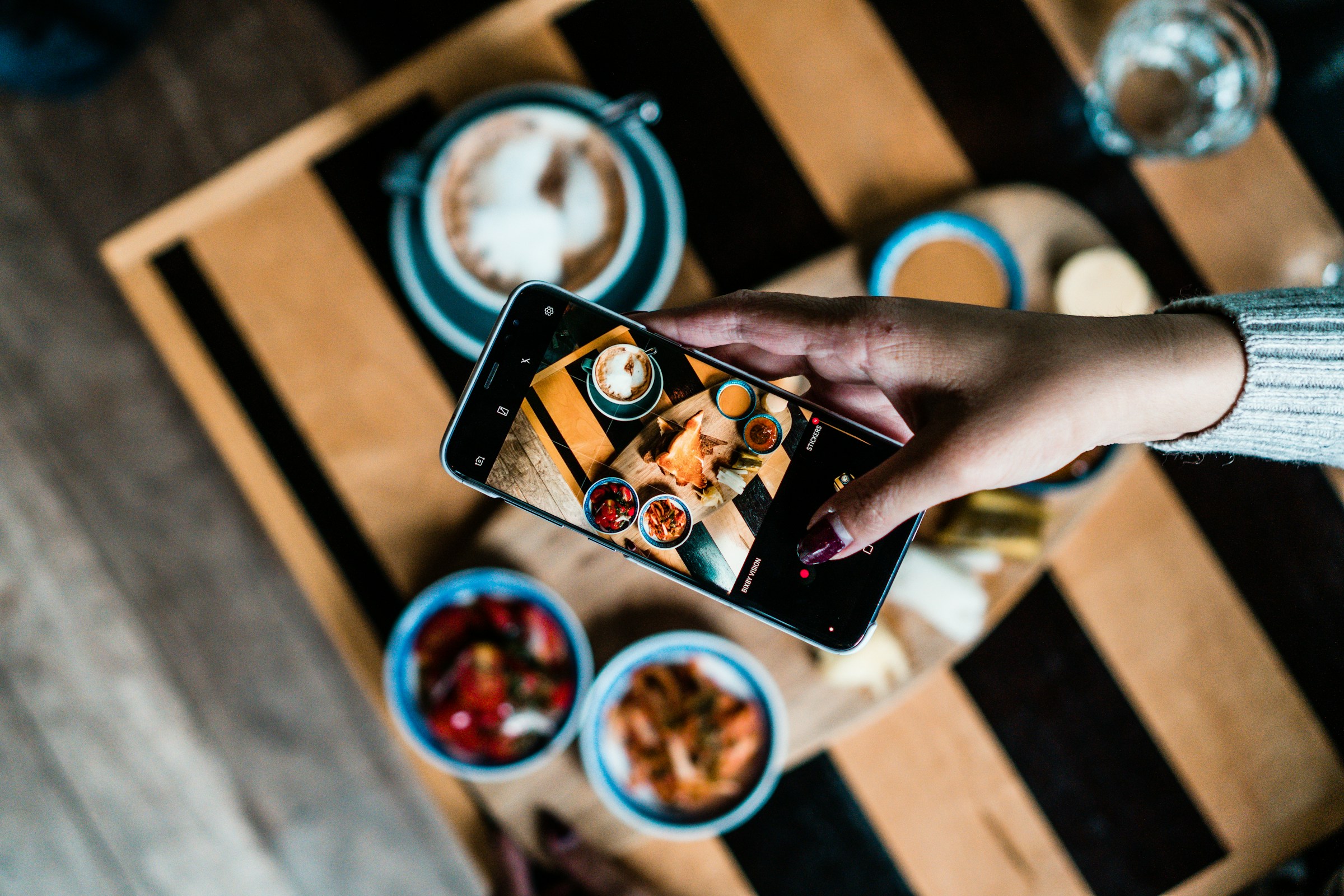 Your 4.8 Stars Just Lost to a 4.3. AI Picks the Restaurant With More Reviews, Not Better Food.